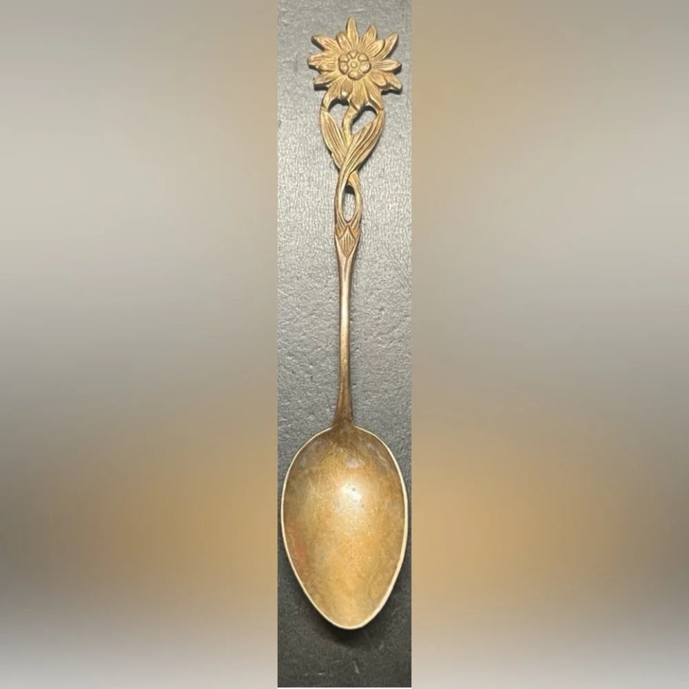 1 vintage collectible souvenir spoon featuring an Edelweiss flower finial